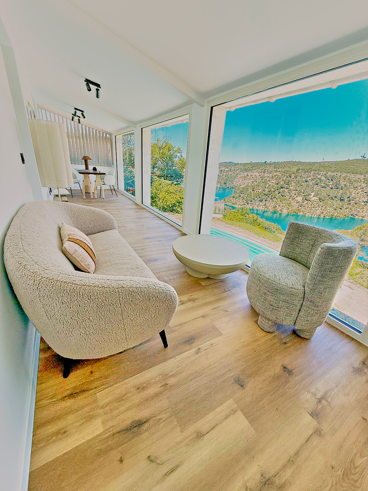 Le Nid du Loriot interieur met zicht op de omgeving