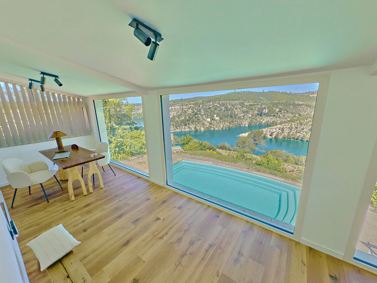 Le Nid du Loriot interieur met uitzicht