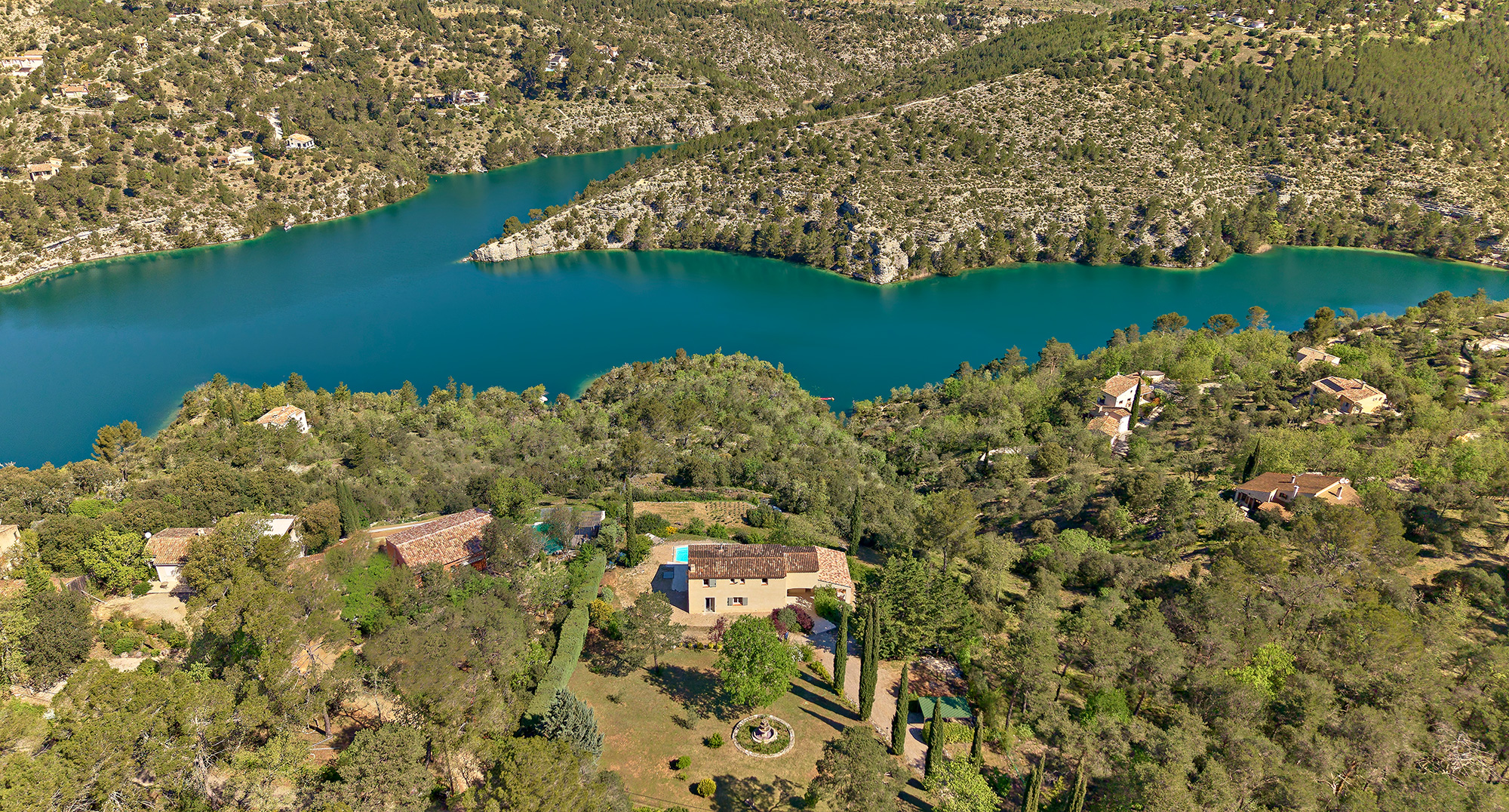 Dronebeeld van Le Nid du Loriot en Lac d'Esparron