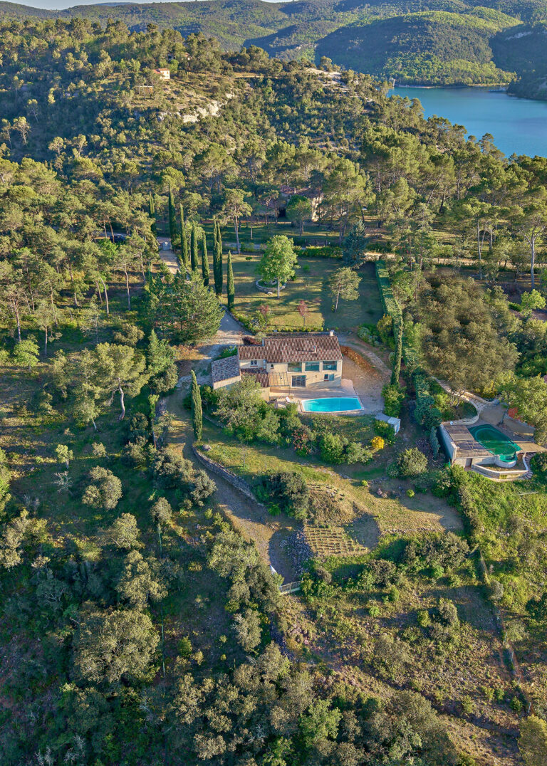 Dronebeeld van Le Nid du Loriot en Lac d'Esparron