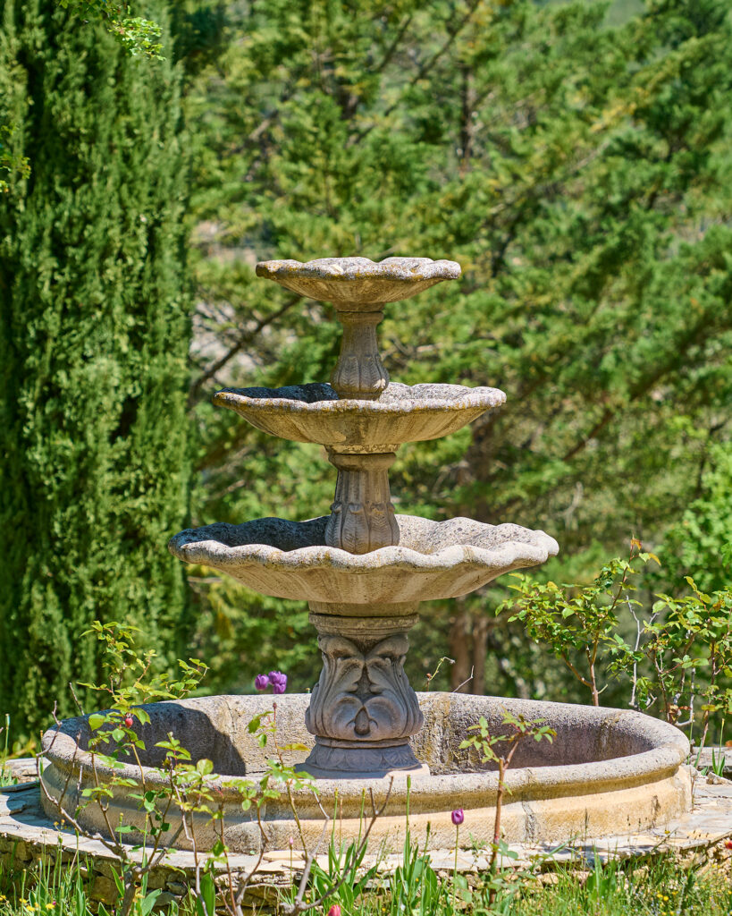 Le nid du loriot fontein voor het huis