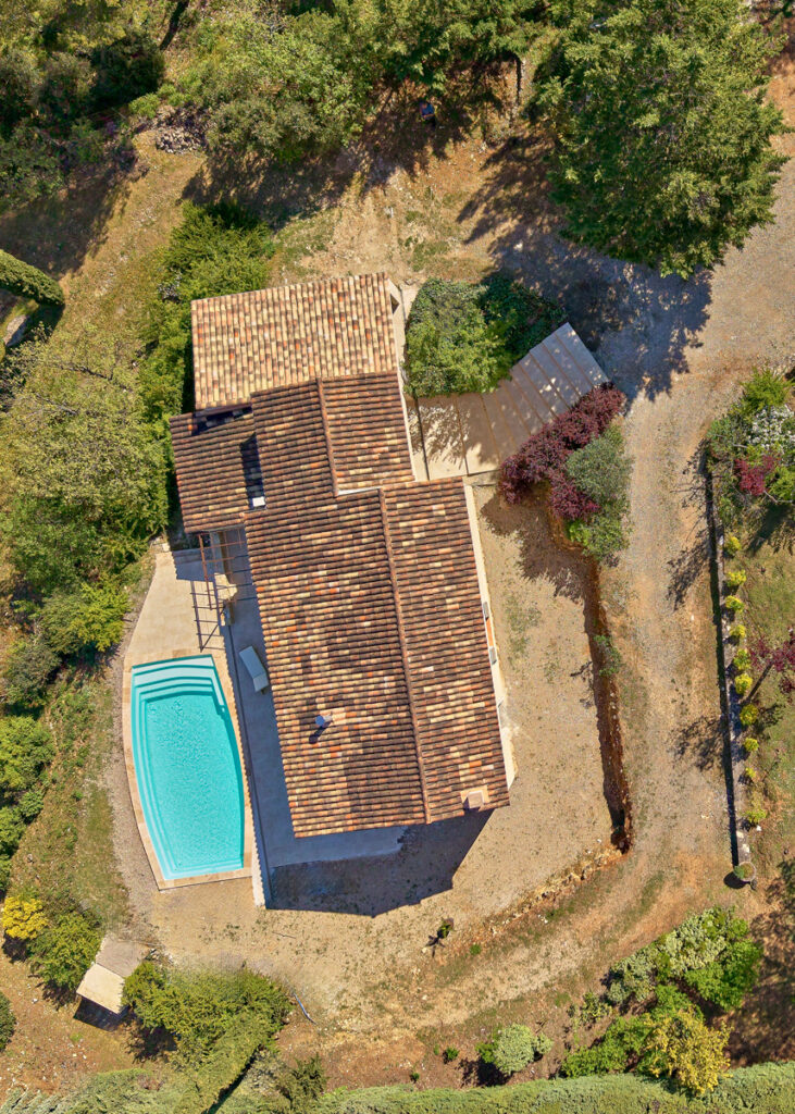 Dronebeeld van Le Nid du Loriot met zwembad