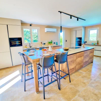 Le nid du loriot interieurfoto van de keuken met eettafel